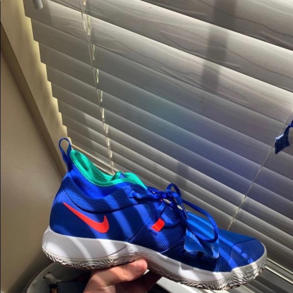 Basketball shoes